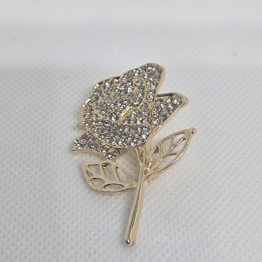 Elegant Gold Leaf Brooch - Picture 3 of 5